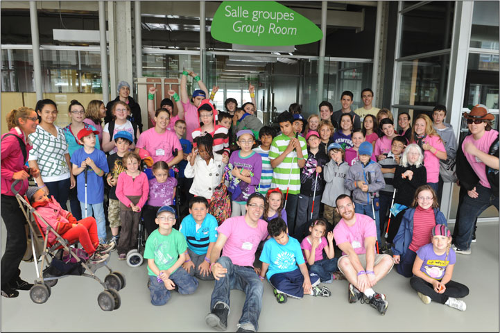 Photo des Jeunes et moniteurs de la Fondation des Aveugles du Québec en visite au Centre des sciences de Montréal, le 2 juin 2012.